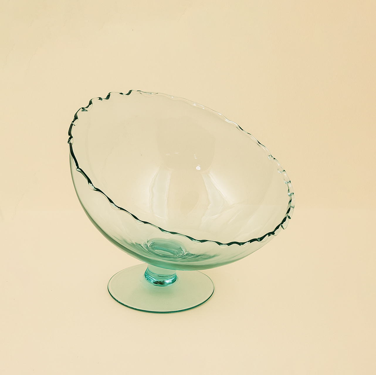 GLS-303 – Wavy Edge Glass Fruit Plate on Pedestal – 24cm – Clear Artistic Design
