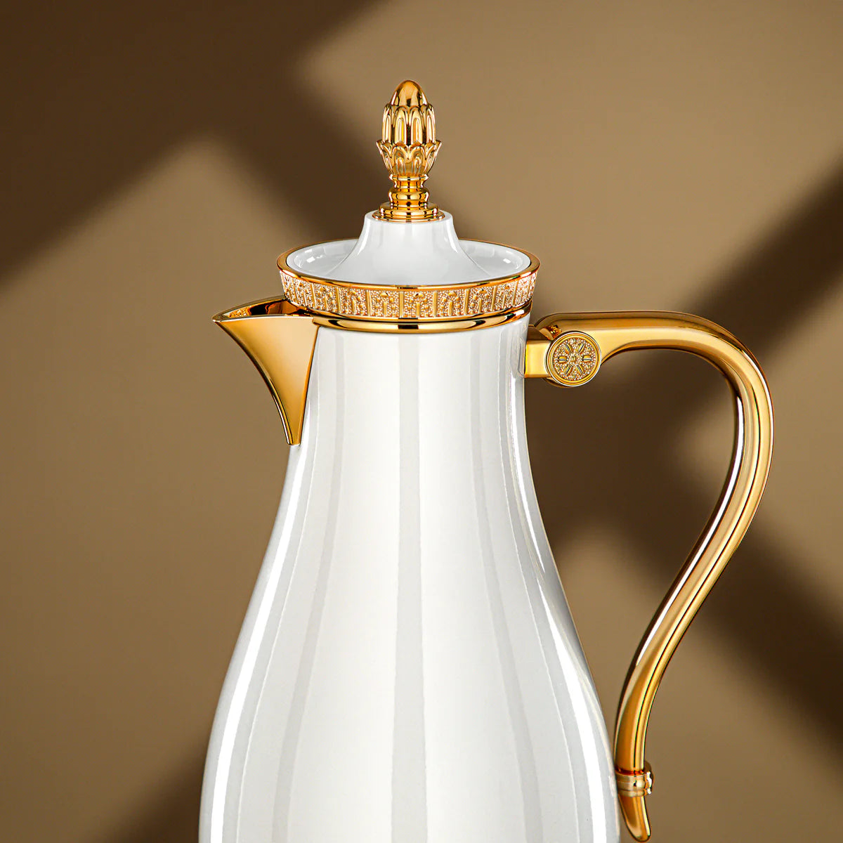 VWC-A-Q1ZC95 2-piece vacuum flask set in white and gold finish (0.7L + 1L) for Arabic coffee and tea serving – Siddiq Gifts Mussafah Abu Dhabi